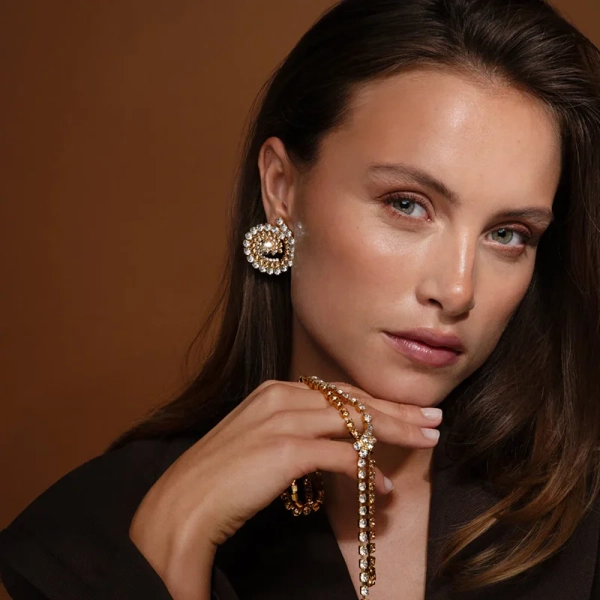 guldpläterade örhängen med Swarovski-kristaller