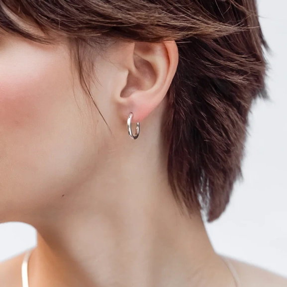 glänsande silverörhängen med en tjock design