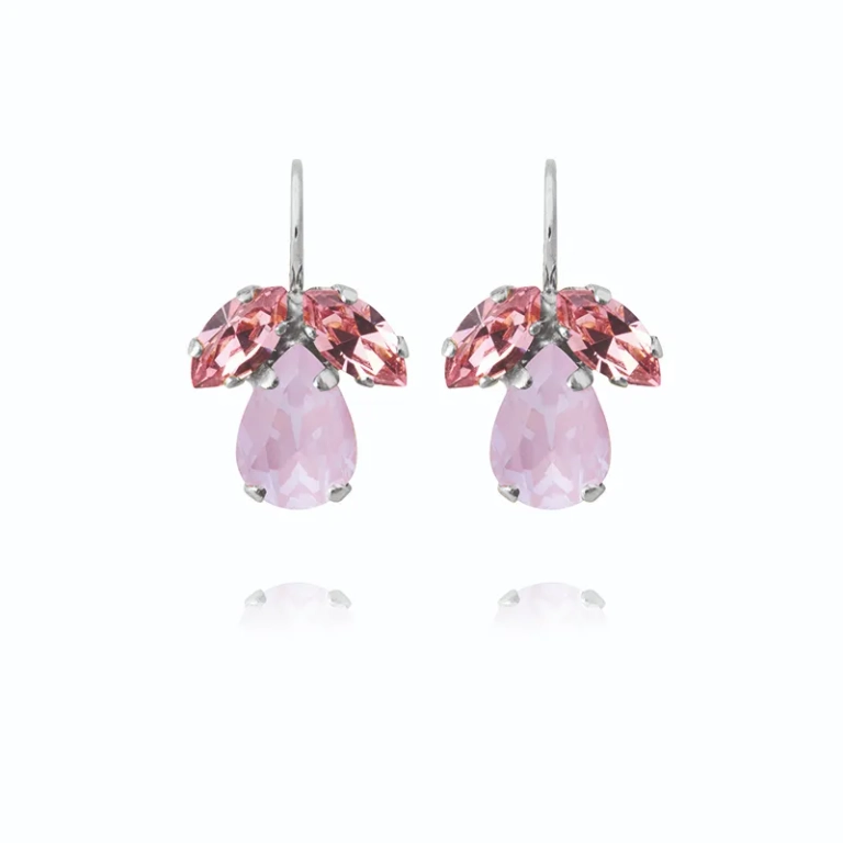 Timo Earrings i rhodiumpläterad mässing med mjuka rosa kristaller