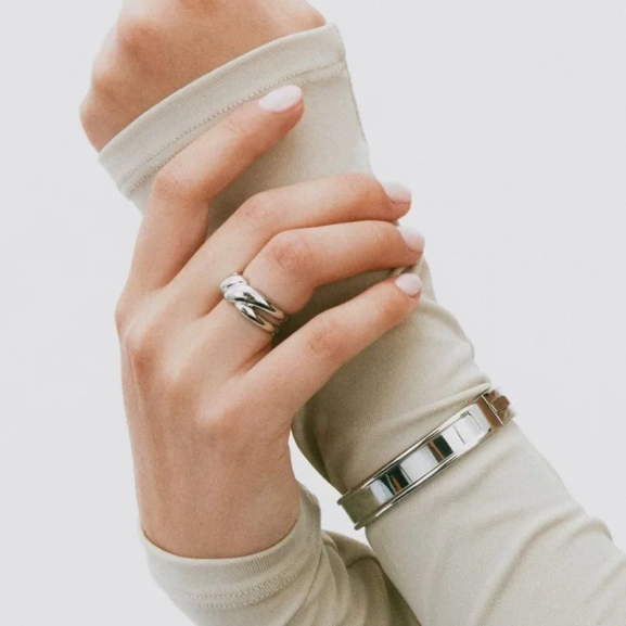 Polerat rostfritt stålarmband från Edblad med modern design