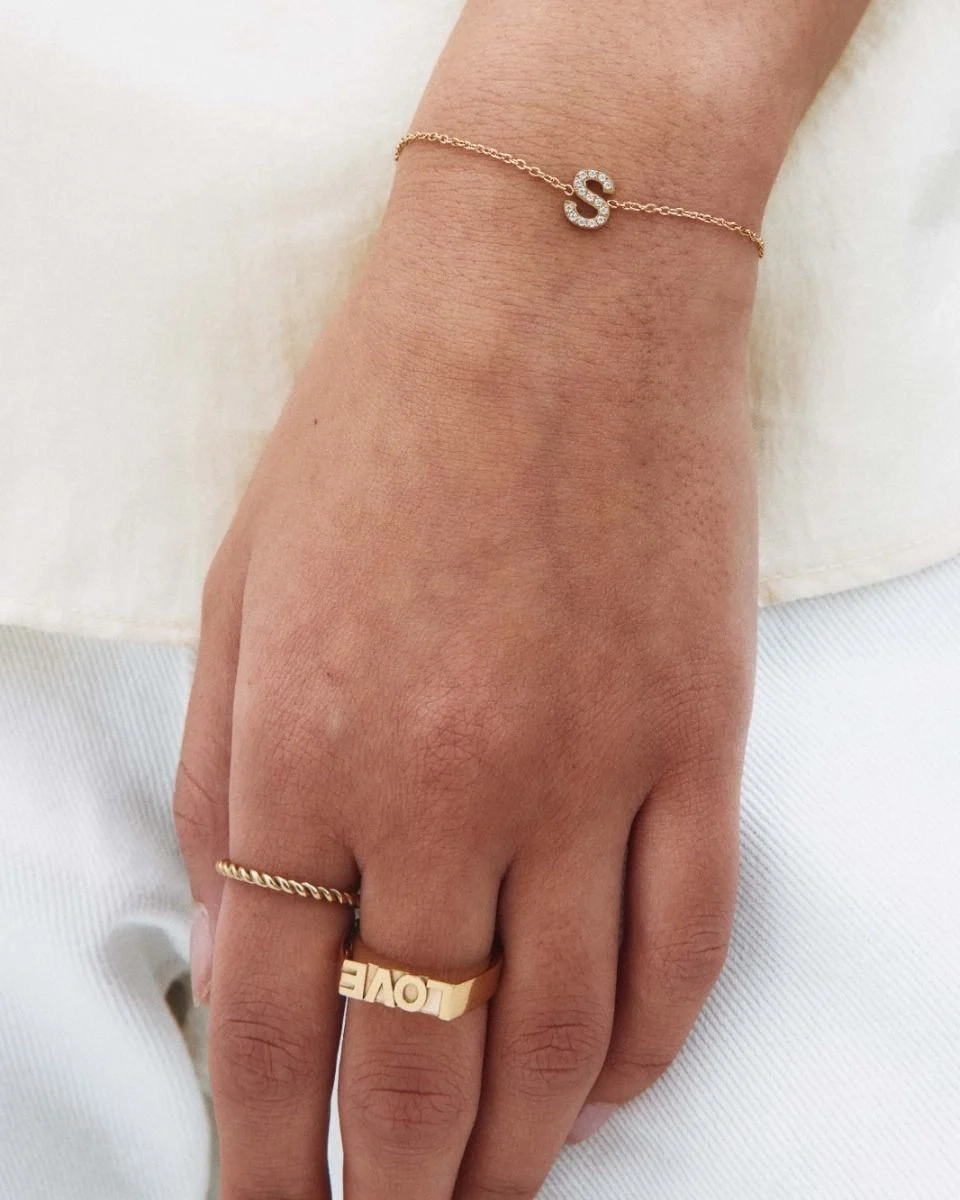 Elegant ring i 14K guldpläterat stål med repinspirerat mönster från Edblad