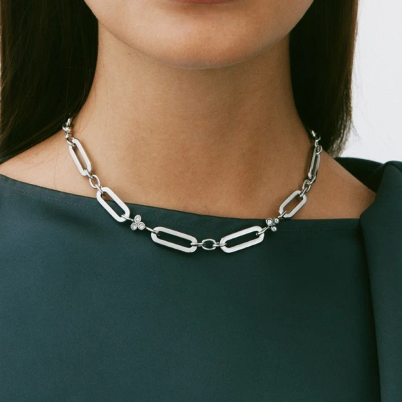 inspirerat av balettens elegans. Längd 42 cm.