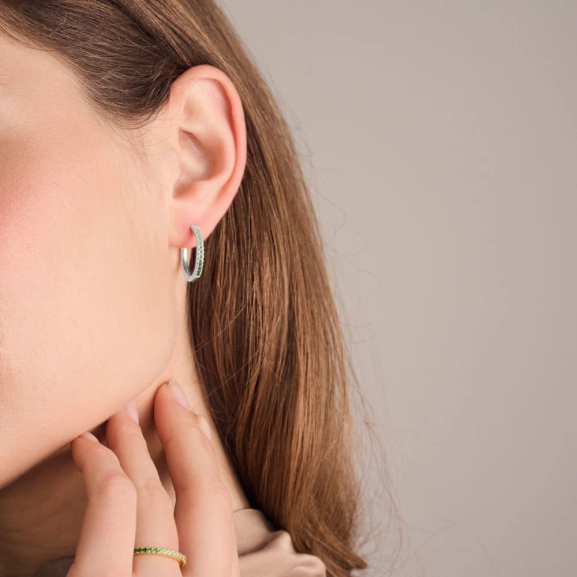 eleganta silverörhängen med gnistrande gröna Cubic Zirconia-stenar.