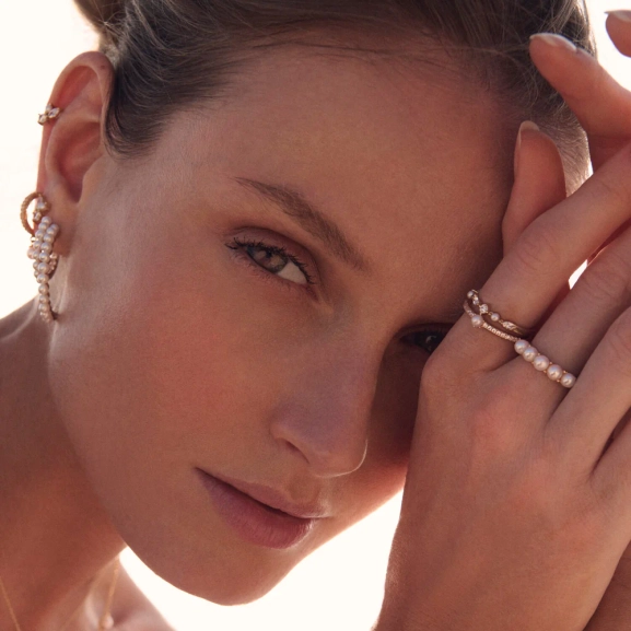 eleganta ringar i 18K guldpläterat silver med cubic zirconia och sötvattenpärla.