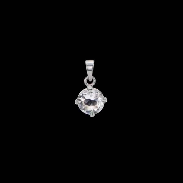 Der Bergkristall Charmed Stone aus Silber von Maria Nilsdotter fängt das Licht ein und wird an einer Halskette oder einem Armband getragen.