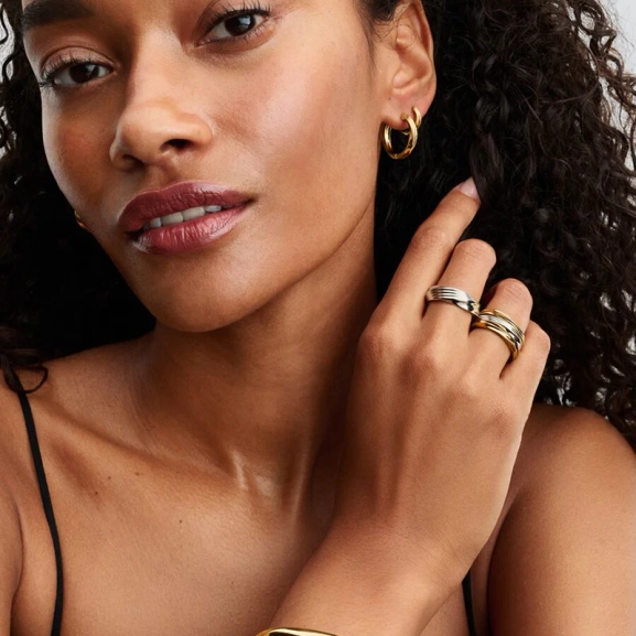 Eleganta vridna hoops i 14 karat guldpläterad design från Pandora Essence. Skapa en sofistikerad och elegant framtoning med dessa smycken som lyfter din stil till nya höjder.