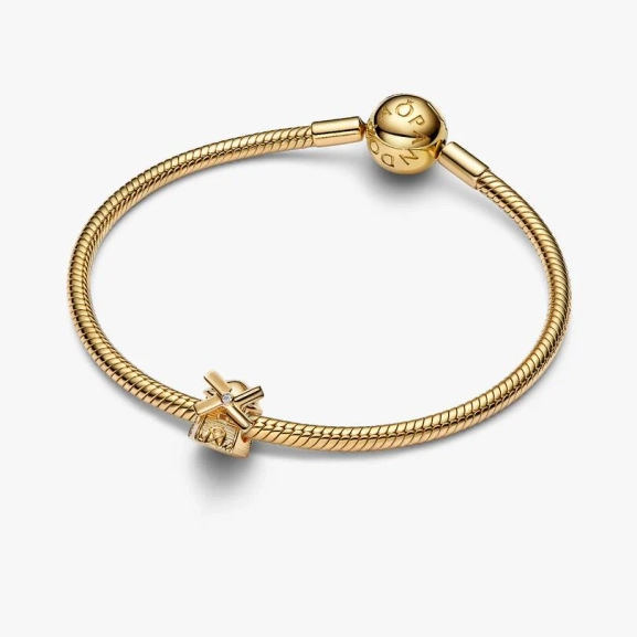 plattiert mit 14 Karat Gold und verziert mit funkelnden Zirkonia.