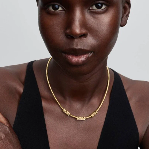 juhlistaa äitiyttä.