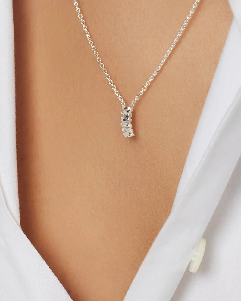 Les Roches Drop Necklace i återvunnet silver med unik stavform inspirerad av staplade stenar