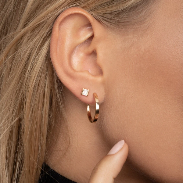 eleganta små örhängen i 18K guldpläterat silver med gnistrande cubic zirconia.