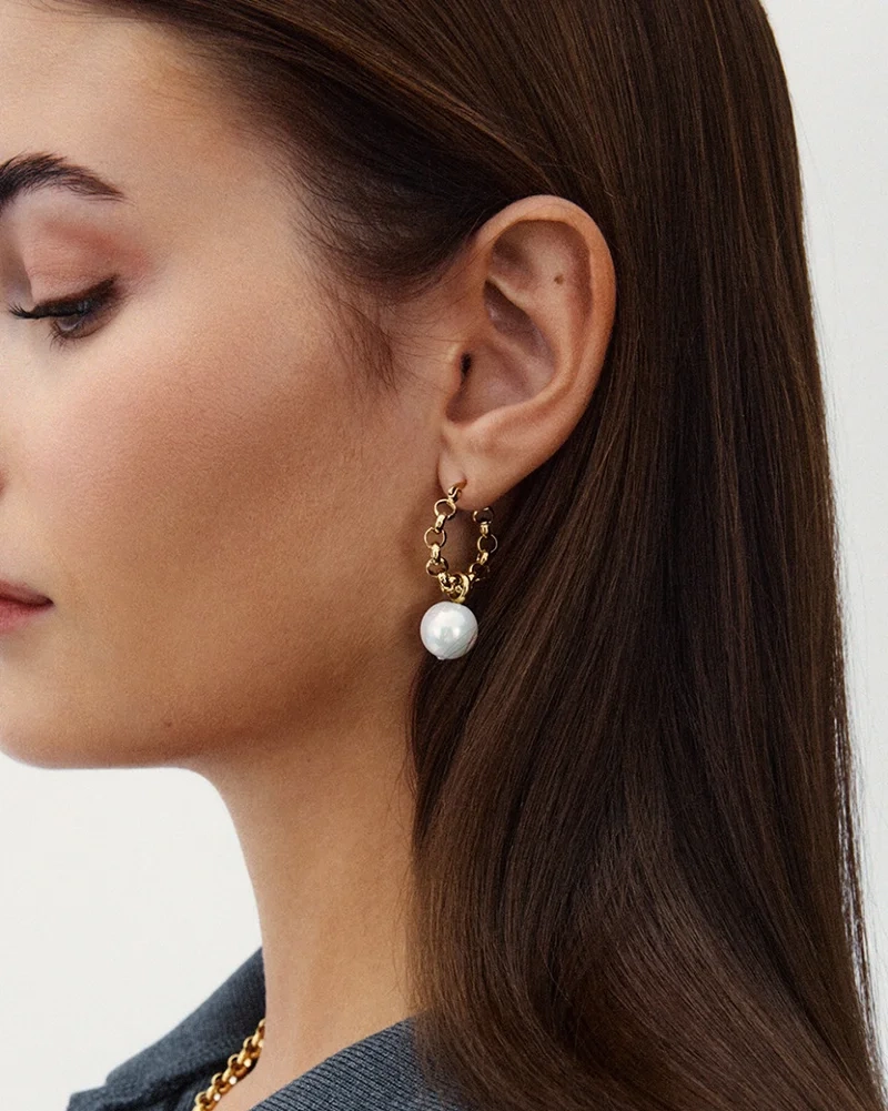 erbjuder två stilar i ett smycke. Diameter 20 mm