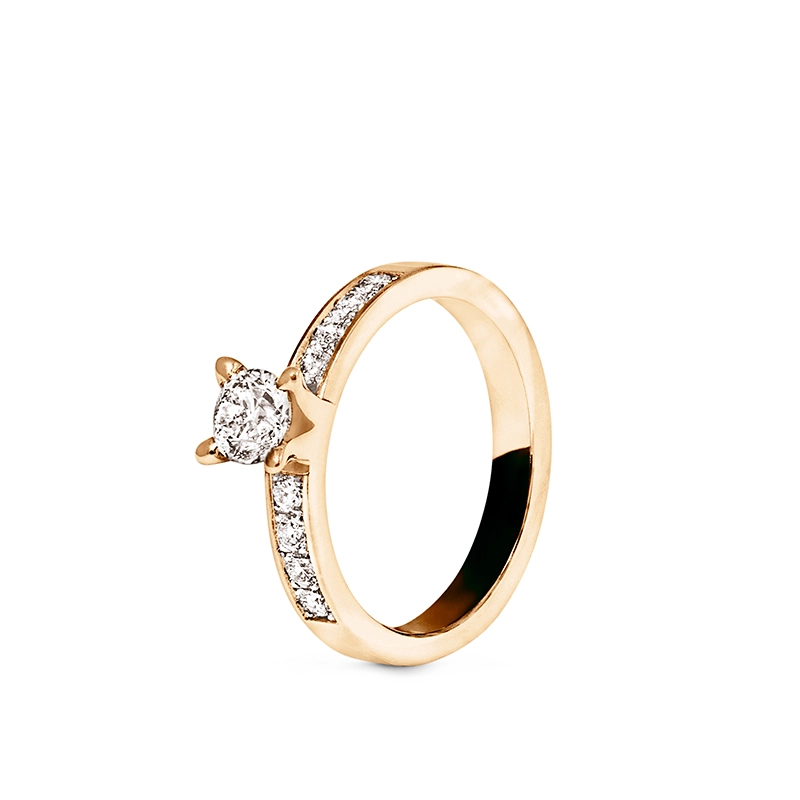 Nordic Spectra – Sofia Solitärring med sidostenar 0,74 ct Guld