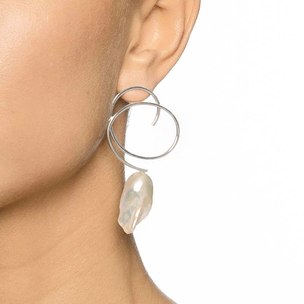 Curly Pearly Ear - Efva Attling - Skandinaviska Designsmycken - Nordic Spectra