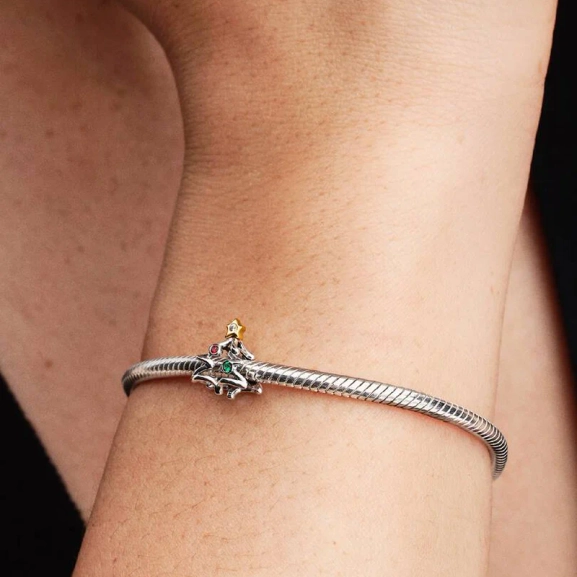 koristeltu punaisilla ja vihreillä tekokristalleilla. Tähdenmuotoinen yläosa tuo lisää eleganssia. Piristä jouluvaatekaappiasi tällä juhlavalla riipuksella.