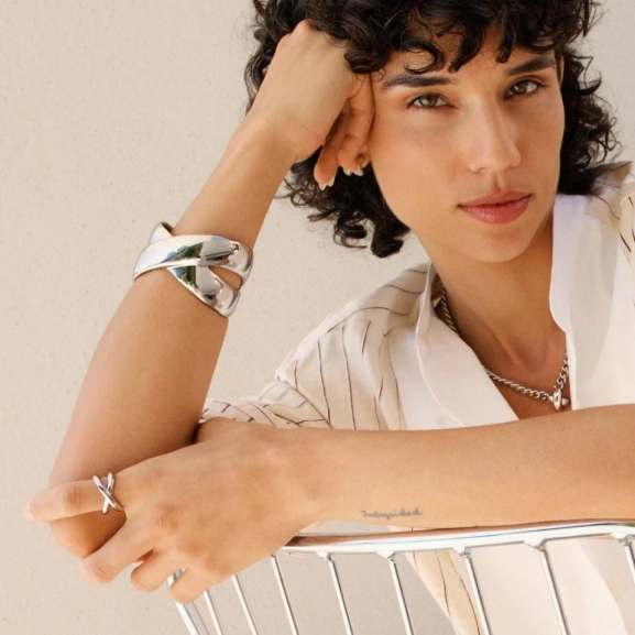 elegant och stilren design som omsluter handleden.