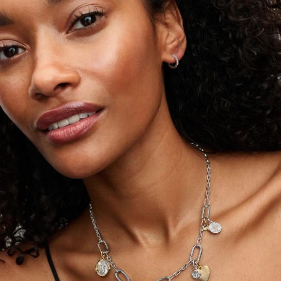 Elegant halsband med fem länkar i äkta silver från Pandora ME kollektionen. Skapa din unika stil med upp till 2 charmiga hängberlocker eller 8 minihängberlocker. Låt din kreativitet flöda!