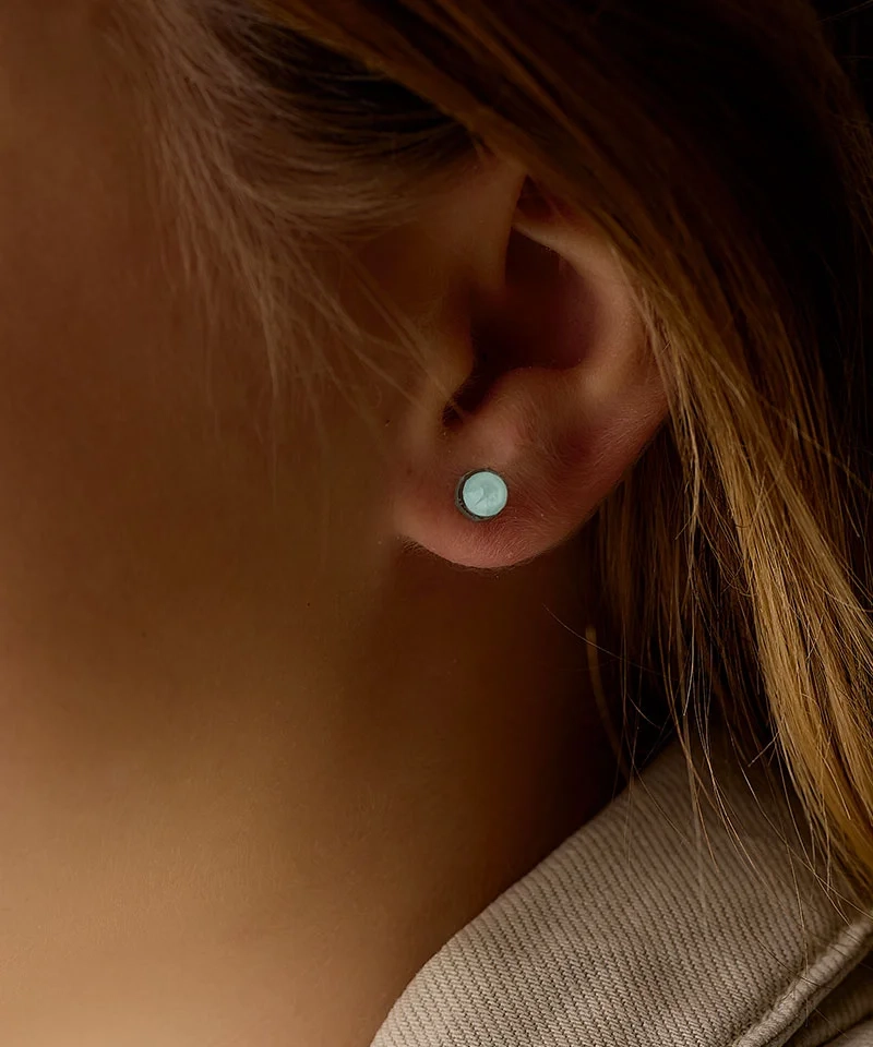 Mintgröna Blomdahl-örhängen med 6 mm cubic zirconia i medicinsk plast för känslig hud.