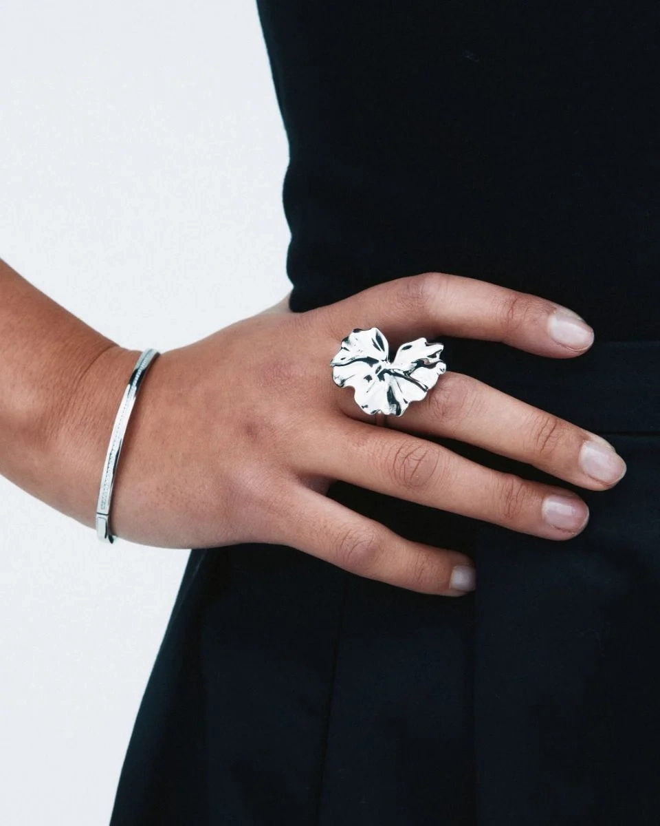 Ring i blankt rostfritt stål med stora