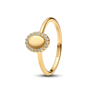 Ovaler Halo-Ring aus Gold von Pandora Timeless mit Edelstein in der Mitte und funkelnden Steinen rundherum. Verleihen Sie Ihrem Stil mit diesem exklusiven Ring eine persönliche Note.