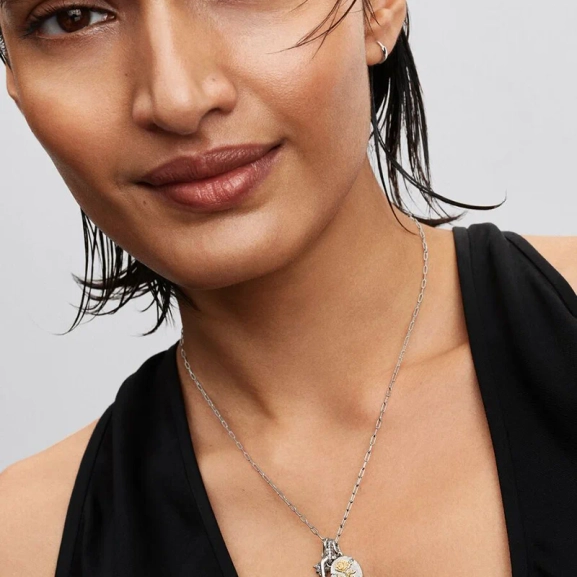 Medaljong Ros Berlock Silver & Guld. En påminnelse om din resa och styrka. Skönhet blomstrar även bland taggarna. Ljus och skönhet i tuffa stunder.