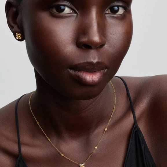 dekorerat med cubic zirconia.