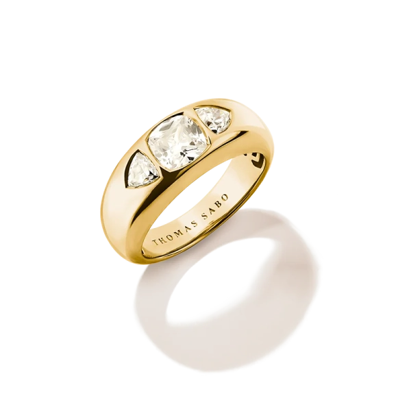 Tresten Bold Elegance Ring Guld från Thomas Sabo i 18K guldpläterat silver med två gnistrande zirkoner i elegant design.