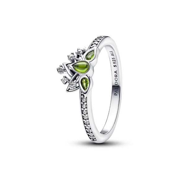 Prinsessring inspirerad av Disneyprinsessan Tiana med ljusgröna kristaller och kubisk zirkonia i liljeformad kudde. Tillverkad i sterlingsilver. Idealisk som personlig talisman.