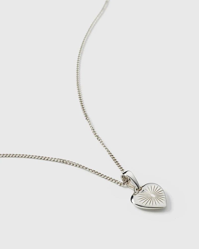 Sunburst Heart Necklace Silver med hjärthänge i återvunnet silver och solstrålemönster