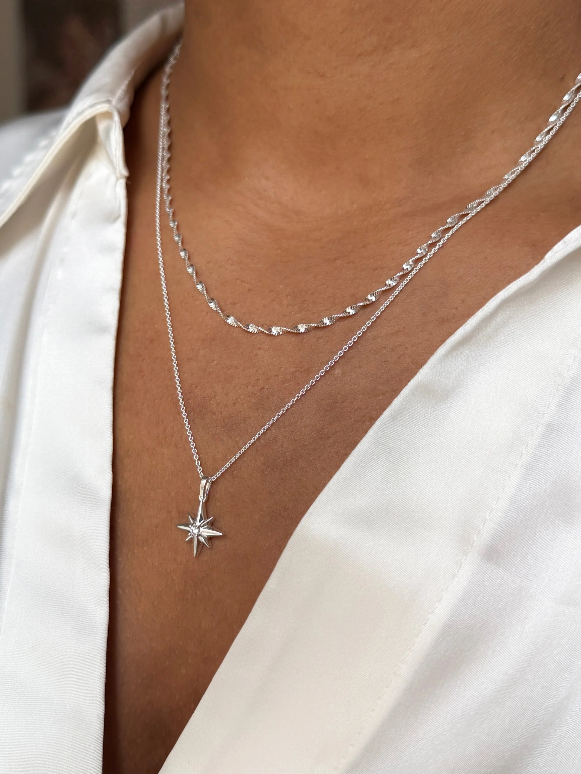 Set med Herringbone Twisted Necklace och North Star Big Necklace från Syster P.