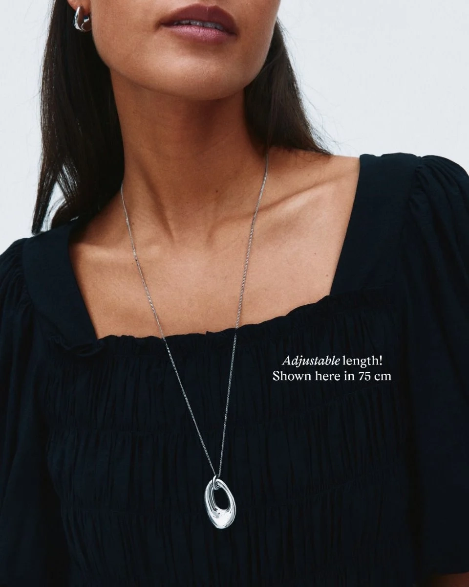 Långt halsband i polerat stål med fasettslipad ankarkedja och asymmetriskt