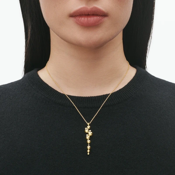SS25_ECOM_ON-MODEL_MOONLIGHT GRAPES_LONG_PENDANT_20000666_Close-ups
