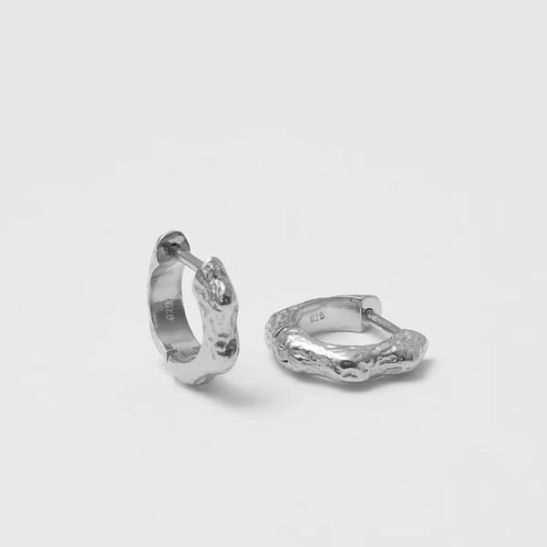 Wave Hoops Structured Silver örhängen i återvunnet 925 Sterling Silver med vågformad design