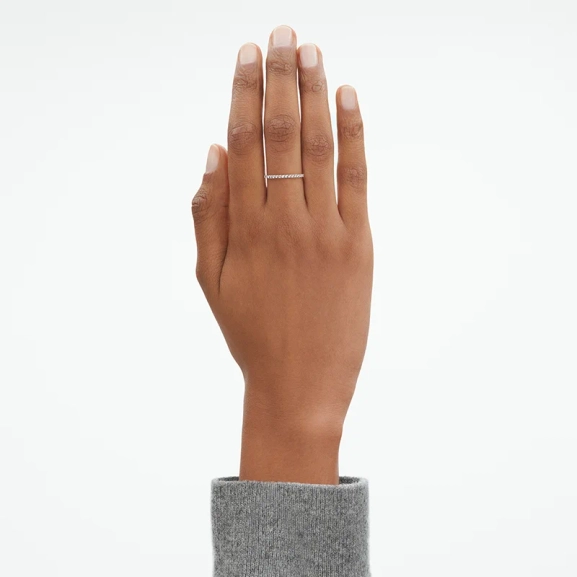 AW25_ECOM_ON-MODEL_SIGNATURE_RING_WG_DIAMOND_20001341