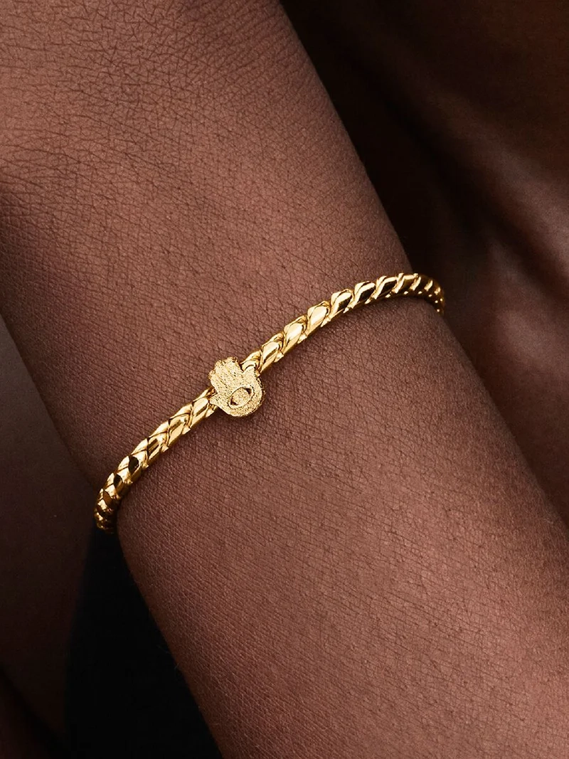 Mini Hamsahand Glittrande Berlock Guld från Pandora Moments. Förgylld med 14 karat guld