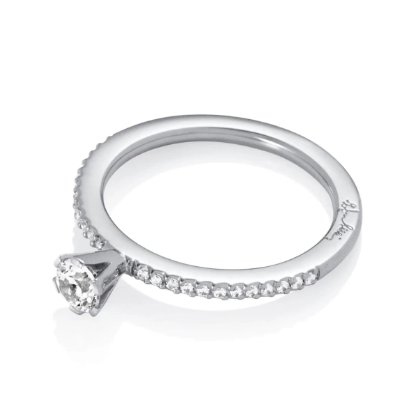 High On Love & Stars Ring i 18K vitguld med en större briljantslipad diamant och mindre pavédiamanter längs den smala skenan