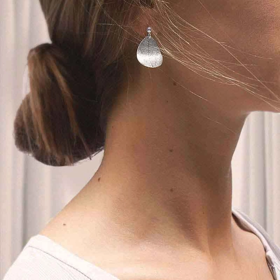 Leaf Small Studs - Drakenberg Sjölin Örhängen - Snabb frakt & paketinslagning - Nordicspectra.se