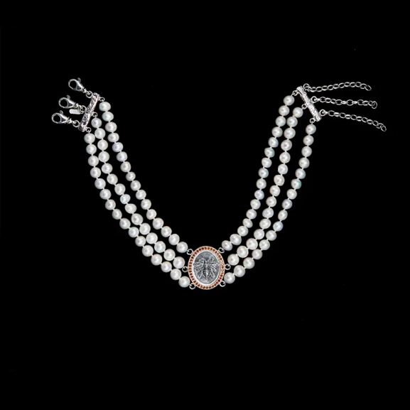 Bee Three Strand Pearl Necklace - Maria Nilsdotter - Schmuck im skandinavischen Design - Nordic Spectra