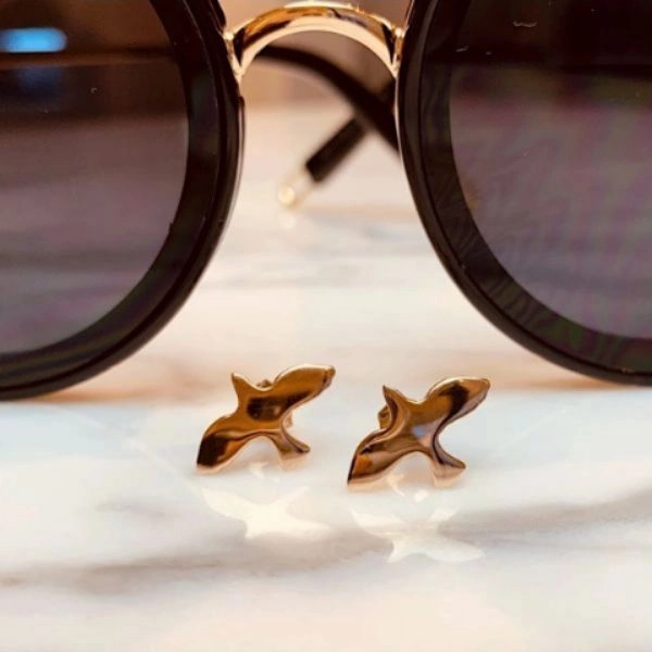 Dove Pin Earrings Gold - Emma Israelsson - Suuri valikoima & ilmainen lahjapaketointi - Nordicspectra.fi