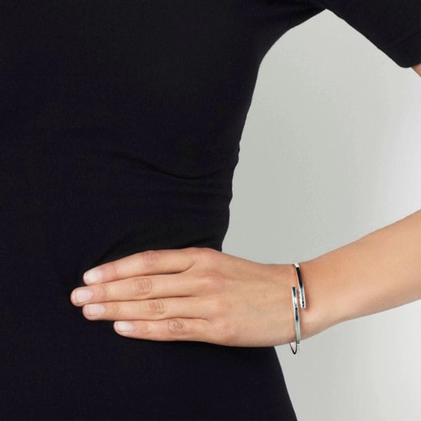 Twist Around Cuff - Efva Attling armband - Snabb frakt & paketinslagning - Nordicspectra.se