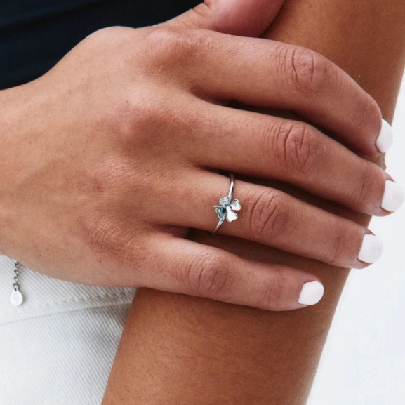 Elegant ring i polerat rostfritt stål med stiliserad fyrklöver