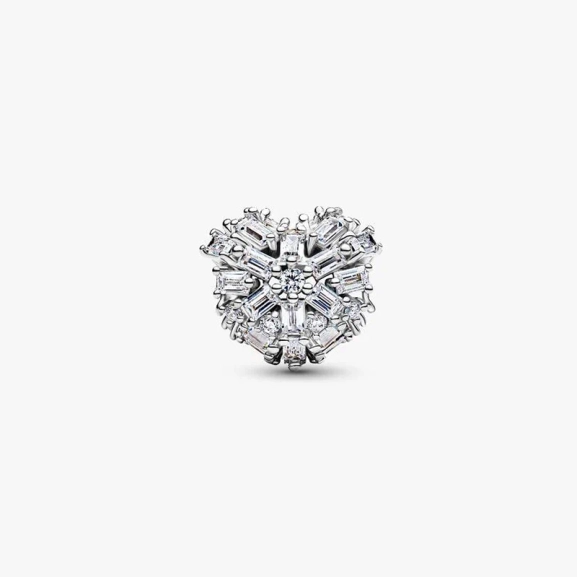 Hjärtformad berlock med gnistrande stenar i sterlingsilver från Pandora Moments. Skapa en känsla av elegans och sprid kärlek och glädje med denna vackra accessoar.