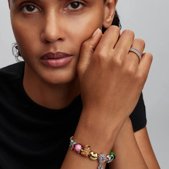 emaliyksityiskohtia ja kaiverrettu teksti.