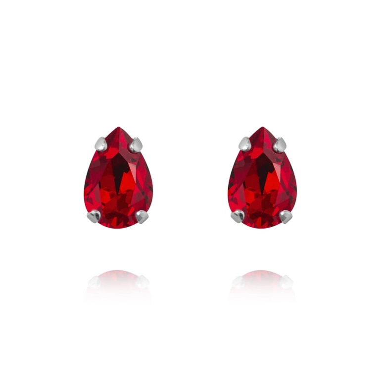 Petite Drop Stud Earrings i rhodium med ljusröda Light Siam-kristaller