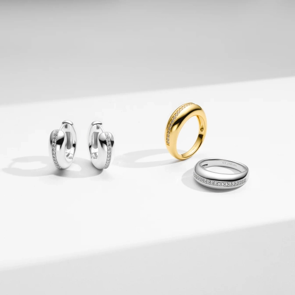 elegant ring i 18K guldpläterat silver med gnistrande cubic zirconia-stenar.
