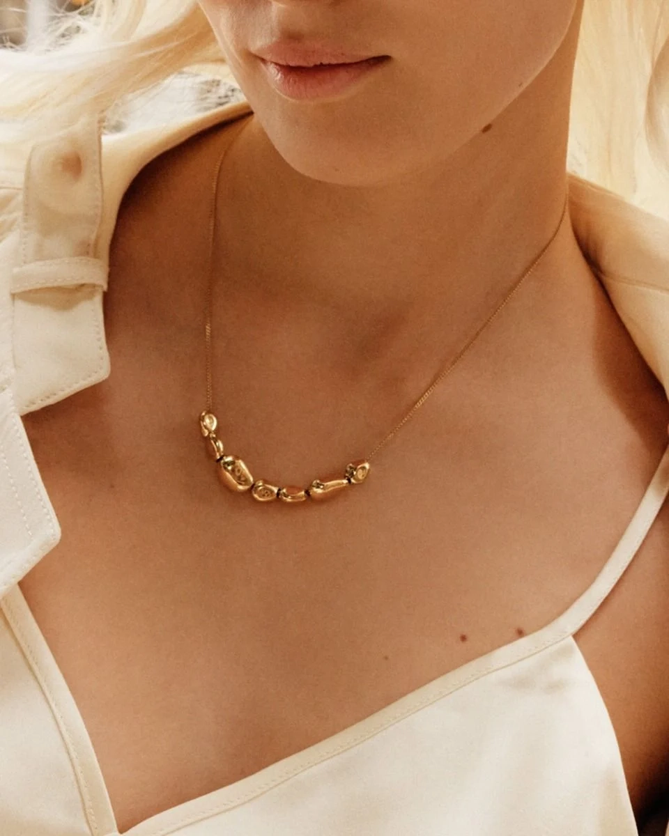 Halsband i 14K guldplätering med sex oregelbundet formade stenar i olika storlekar på en elegant kedja.