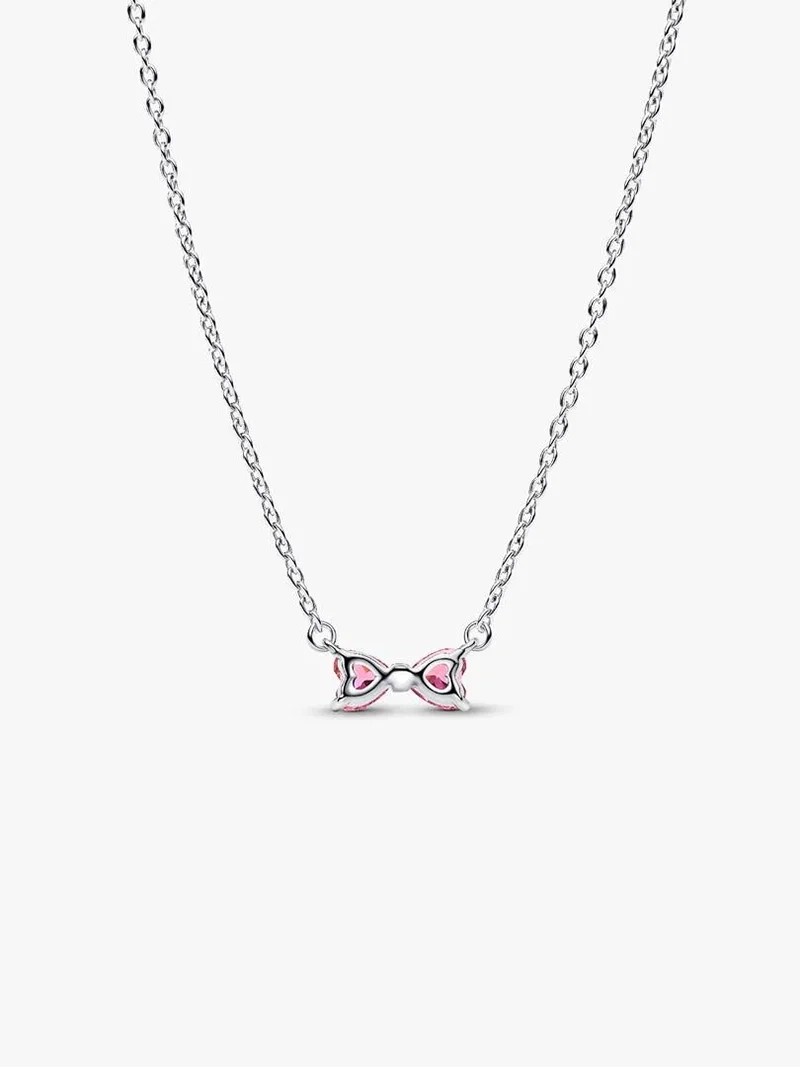 Rosa halsband med hjärtformade stenar i rosett av sterlingsilver från Pandora Timeless kollektionen. Justerbar längd för personlig stilanpassning.