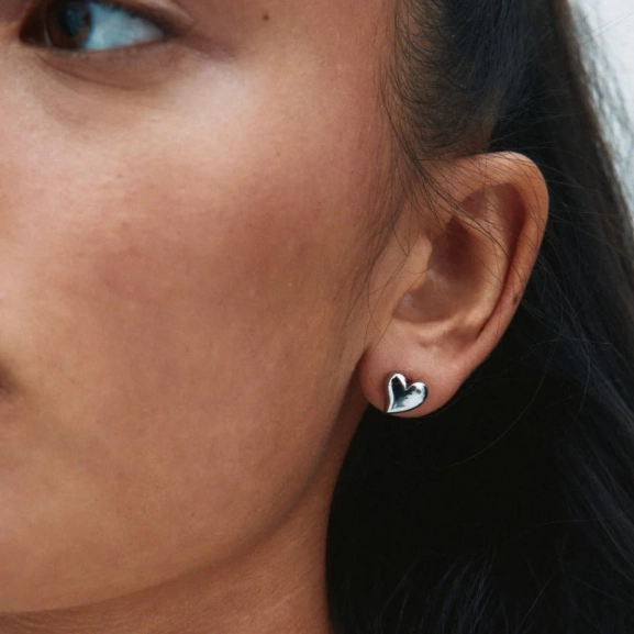 blanka hjärtformade örhängen i rostfritt stål från Edblad