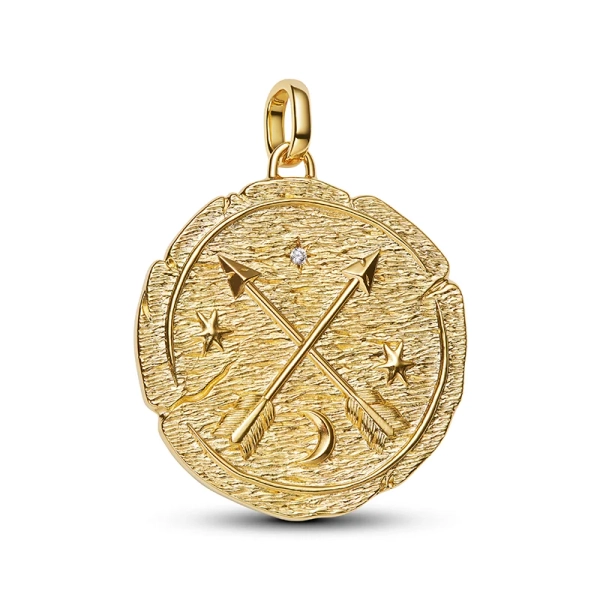Medaljong Korsande Pilar Berlock Guld. Symbol för att sträva mot det bättre. Tillverkad av 14 karat guldplätering med korsade pilar och latinska frasen "AD MELIORA". En påminnelse om att följa din inre kompass och leva efter dina värderingar.