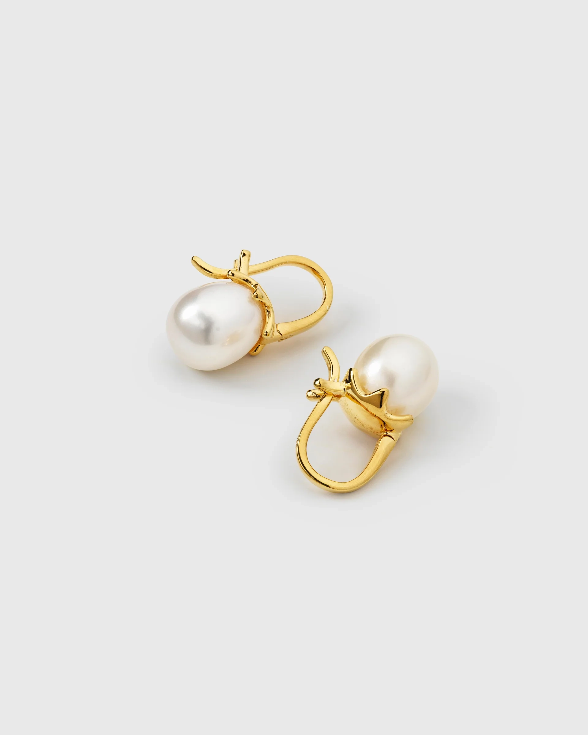 Florentina Pearl Earrings Gold  eleganta örhängen med droppformade sötvattenspärlor i 18K guldpläterat silver från Syster P.