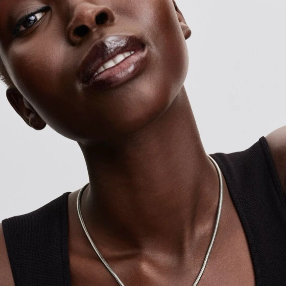 Månadssten December Hjärtberlock i silver från Pandora Moments. Turkosens friska blåton ger berlocken en känsla av lugn och skydd